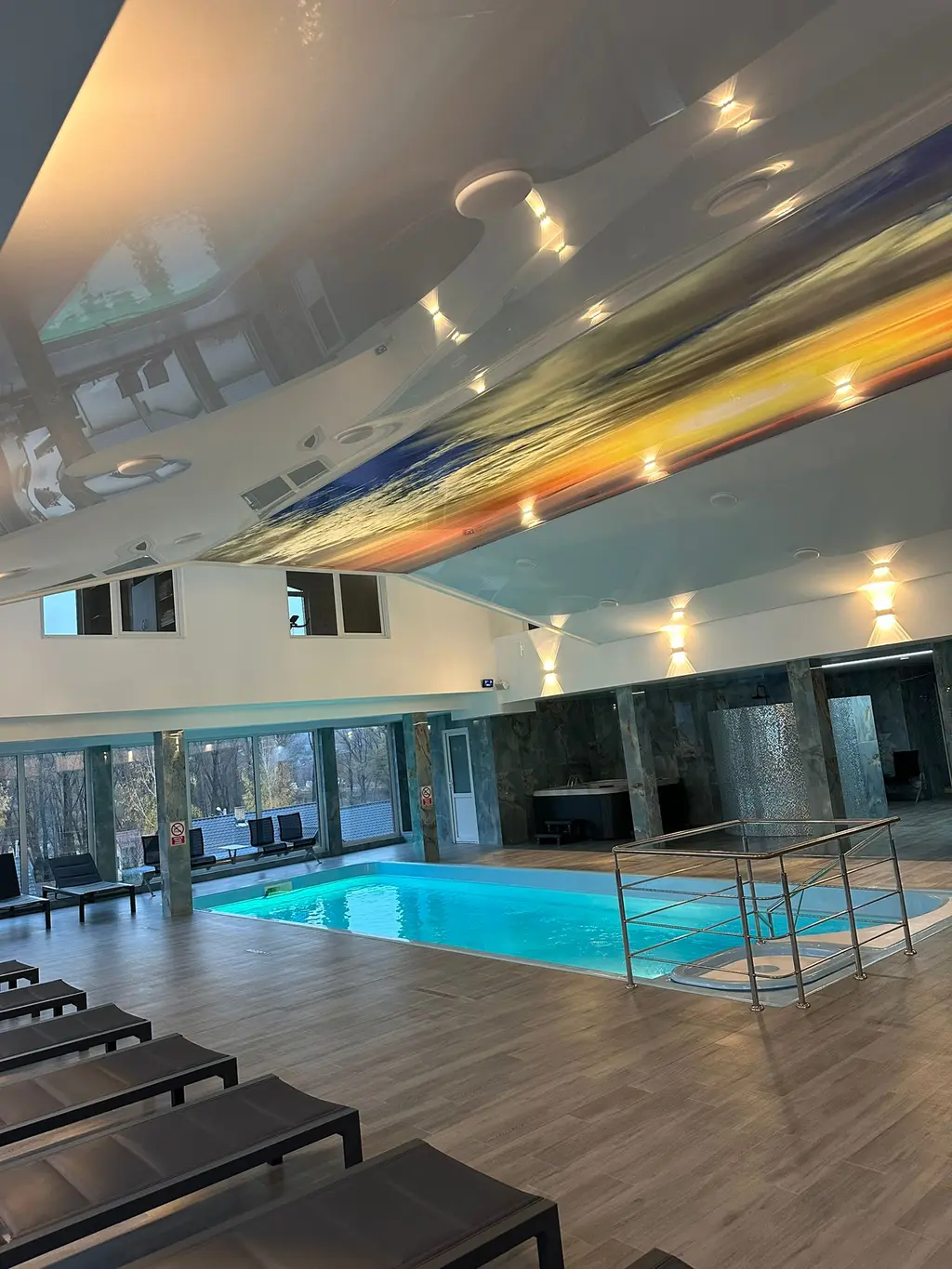 Indoor pool, 32 °C